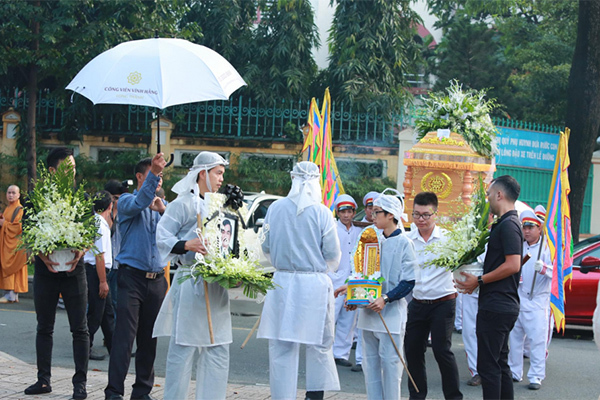 Vợ cố NSND Thế Anh đứng không vững, được dìu đi lúc di quan chồng-9