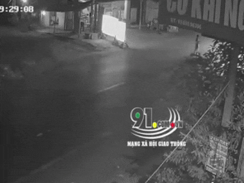 Clip: Đứng giữa đường, người đàn ông bị ô tô đâm trúng, hất văng xa cả chục mét