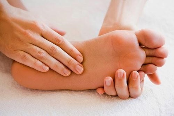 4 dấu hiệu dễ thấy ở bàn chân cảnh báo gan đang yếu-2