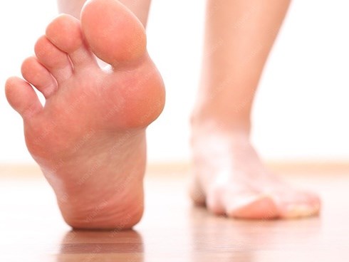 4 dấu hiệu dễ thấy ở bàn chân cảnh báo gan đang yếu