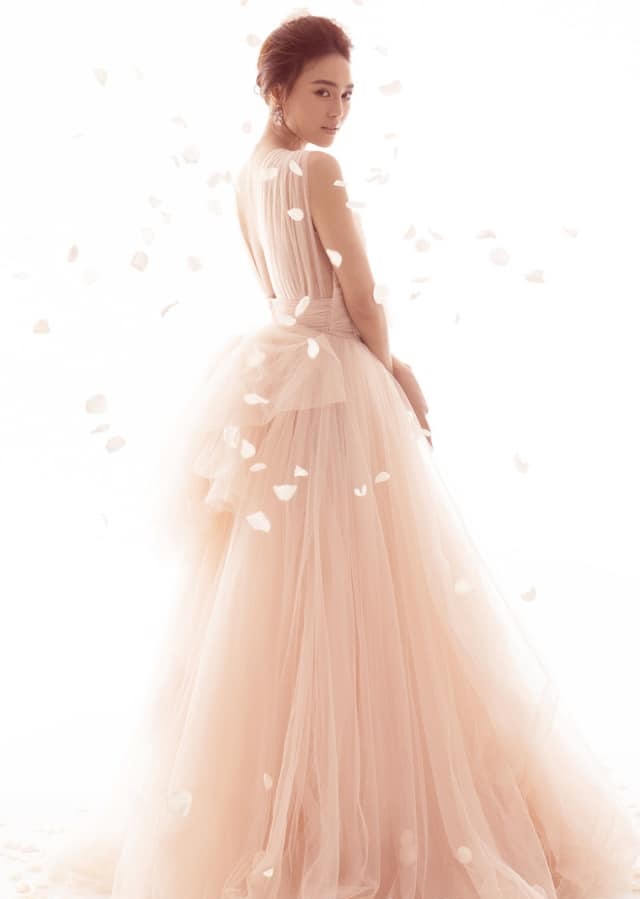 Hiếm lắm Ninh Dương Lan Ngọc mới táo bạo khoe vòng 1 nhưng lại lộ điểm bất thường-3