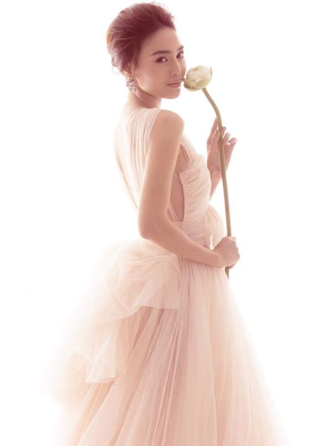 Hiếm lắm Ninh Dương Lan Ngọc mới táo bạo khoe vòng 1 nhưng lại lộ điểm bất thường-5