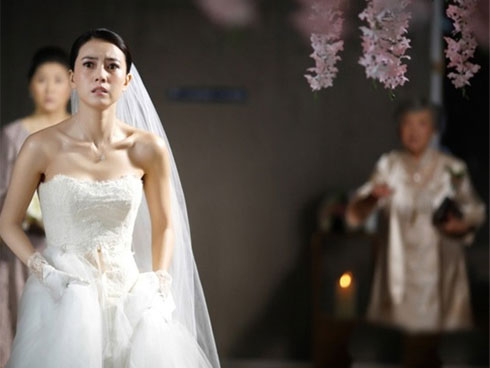 Có thai trước nên dù uất nghẹn tôi vẫn chấp nhận làm đám cưới, không ngờ ngày hôn lễ lại xảy ra tình huống oái oăm khiến tôi chết lặng-3