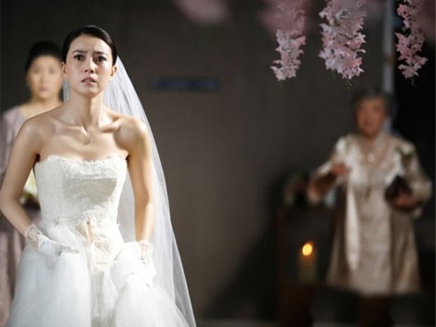 Chết điếng khi mở món quà cưới mà người yêu cũ của chồng gửi tặng