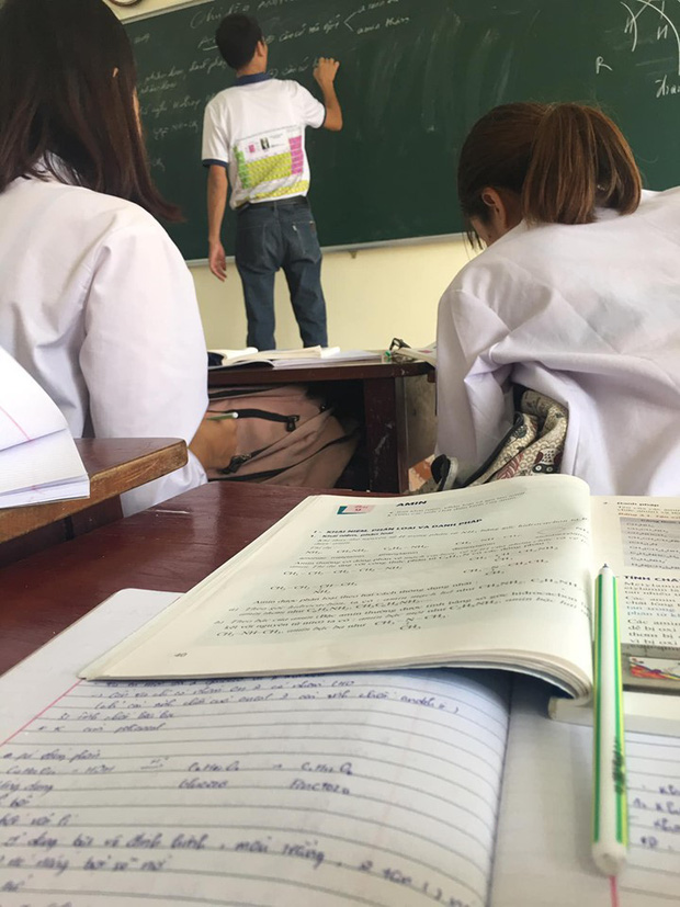 Thầy giáo dạy Hóa bất ngờ trở thành thầy giáo quốc dân vì đi dạy mang áo in bảng tuần hoàn hoá học cho học sinh khỏi quên-1