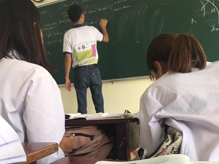 Thầy giáo dạy Hóa bất ngờ trở thành thầy giáo quốc dân vì đi dạy mang áo in bảng tuần hoàn hoá học cho học sinh khỏi quên