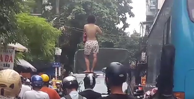 Xôn xao hình ảnh cô gái không mặc áo trèo trên nóc ô tô la hét khiến người đi đường hoảng sợ-2