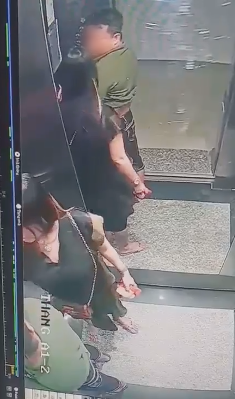 Bị camera ghi lại cảnh tiểu bậy trong thang máy gây bức xúc, người đàn ông đã đến chung cư để xin lỗi và nhờ gỡ clip-1