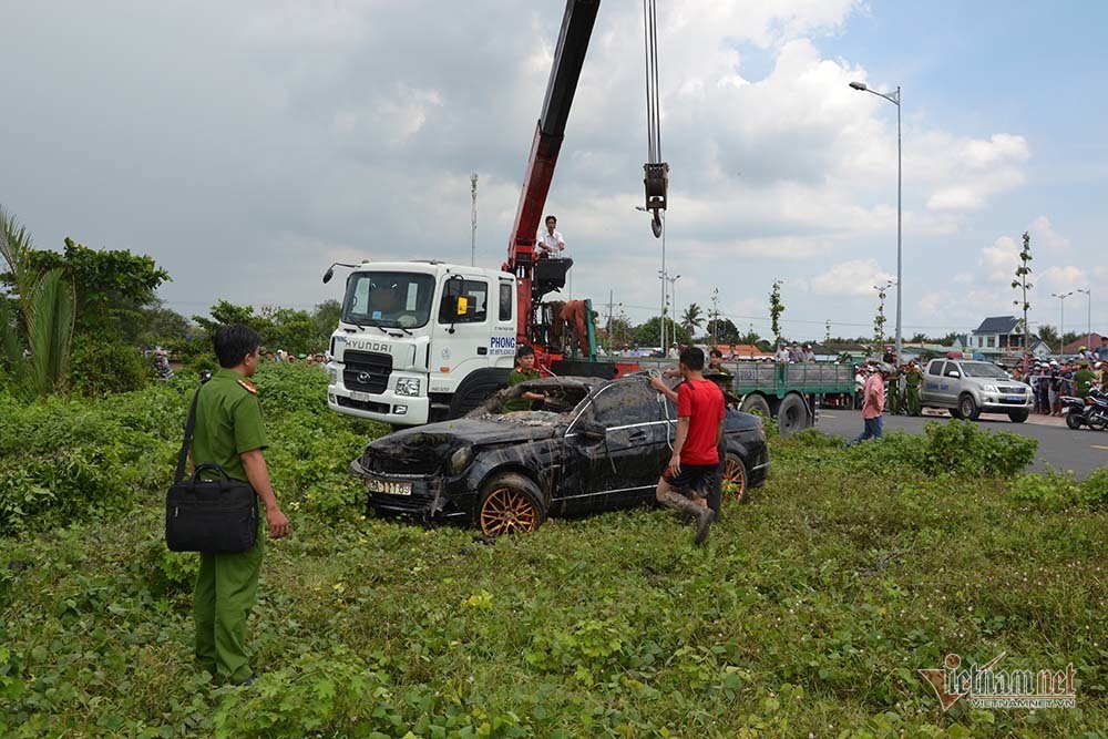 Thêm nhiều tình tiết vụ Mercedes dưới kênh 3 người chết ở Tiền Giang-6