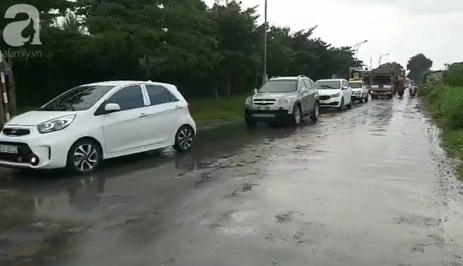 Hình ảnh đau xót: Hàng trăm người đội mưa đưa tiễn 3 người chết trong xe Mercedes dưới kênh nước về nơi an nghỉ cuối cùng-2