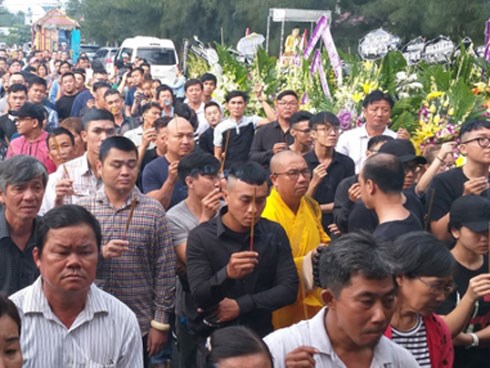 Hình ảnh đau xót: Hàng trăm người đội mưa đưa tiễn 3 người chết trong xe Mercedes dưới kênh nước về nơi an nghỉ cuối cùng