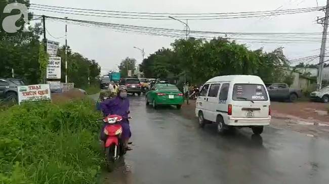 Hình ảnh đau xót: Hàng trăm người đội mưa đưa tiễn 3 người chết trong xe Mercedes dưới kênh nước về nơi an nghỉ cuối cùng-11