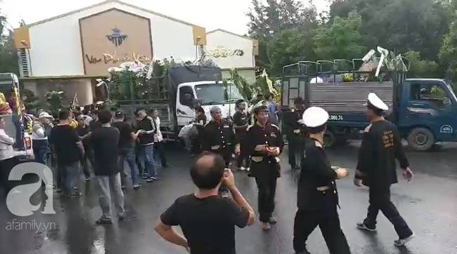 Hình ảnh đau xót: Hàng trăm người đội mưa đưa tiễn 3 người chết trong xe Mercedes dưới kênh nước về nơi an nghỉ cuối cùng-12