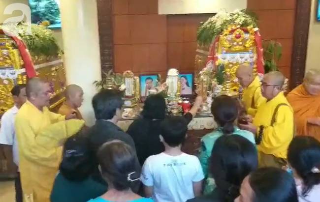 Hình ảnh đau xót: Hàng trăm người đội mưa đưa tiễn 3 người chết trong xe Mercedes dưới kênh nước về nơi an nghỉ cuối cùng-15