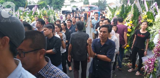 Hình ảnh đau xót: Hàng trăm người đội mưa đưa tiễn 3 người chết trong xe Mercedes dưới kênh nước về nơi an nghỉ cuối cùng-16