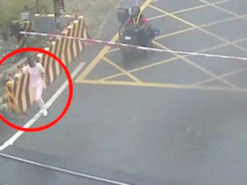 Xe tải lùi nhanh chèn lên người phụ nữ và cú lăn cứu mạng trong tích tắc-1