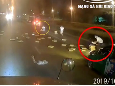 Clip: Xe tải đánh rơi hàng chục thùng mì tôm giữa đường, các tài xế phía sau lập tức tranh nhau 