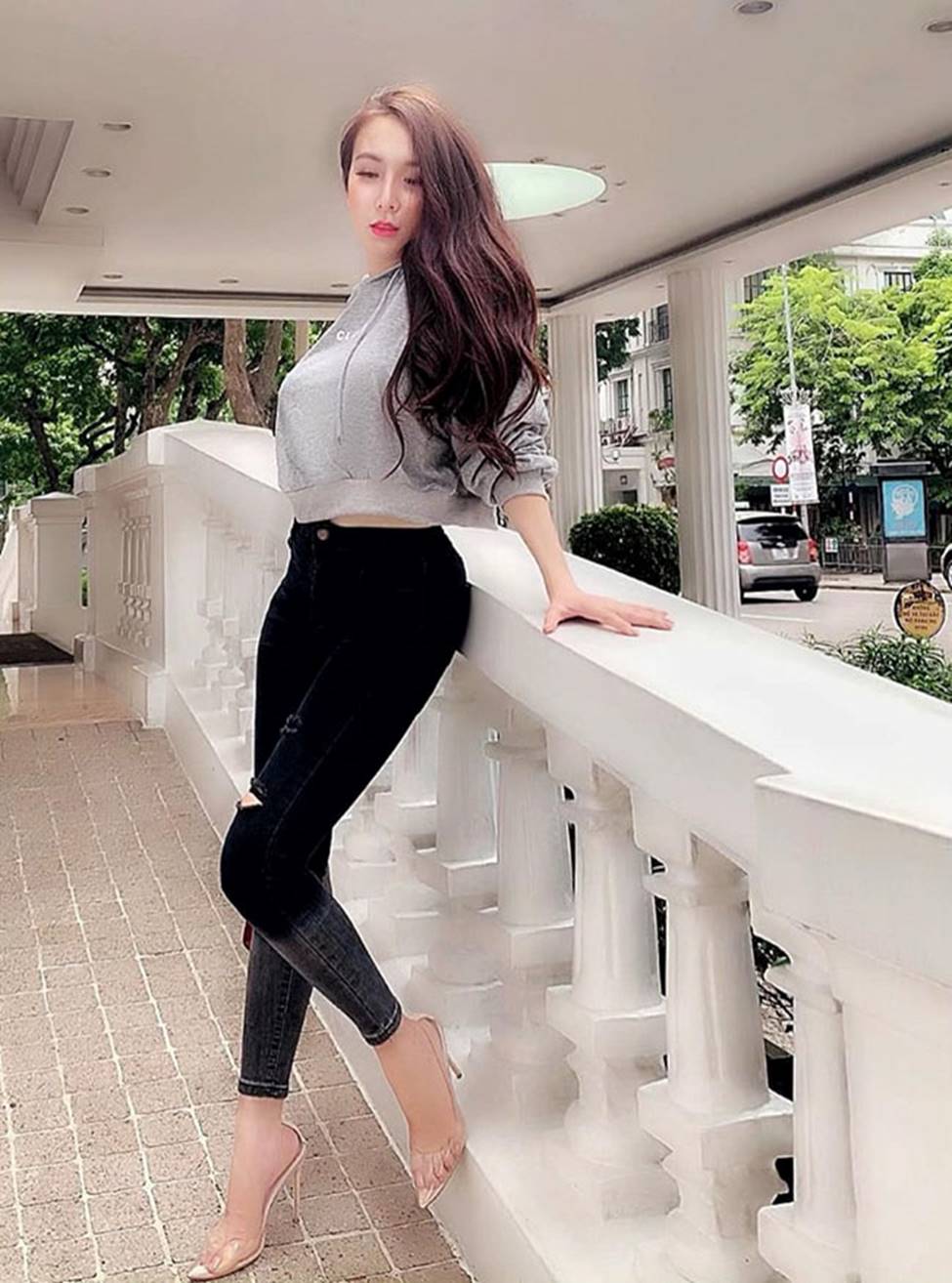 Bà xã Khắc Việt, vợ Ưng Hoàng Phúc... chán mặc sexy sau kết hôn-6