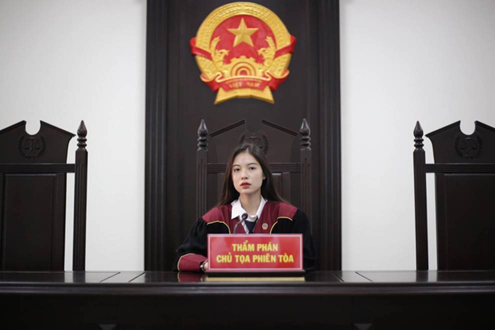 Nữ sinh 1999 ngồi trên ghế chủ toạ với vai trò Thẩm phán khiến dân tình xôn xao vì vừa xinh xắn vừa quá đỗi tài năng-2