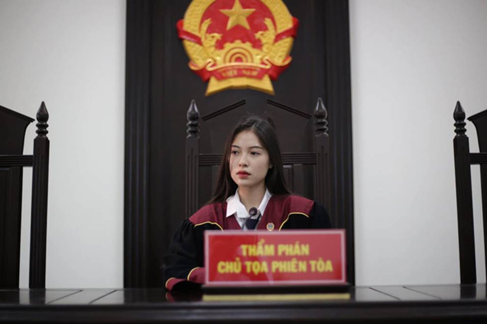 Nữ sinh 1999 ngồi trên ghế chủ toạ với vai trò Thẩm phán khiến dân tình xôn xao vì vừa xinh xắn vừa quá đỗi tài năng-3