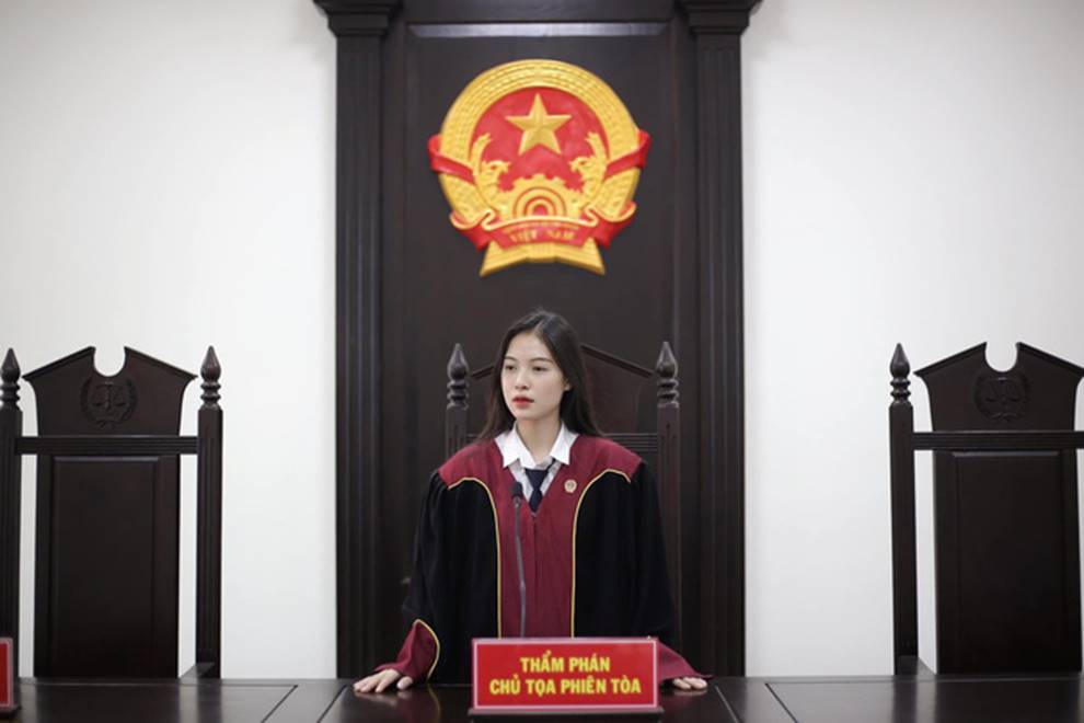 Nữ sinh 1999 ngồi trên ghế chủ toạ với vai trò Thẩm phán khiến dân tình xôn xao vì vừa xinh xắn vừa quá đỗi tài năng-4