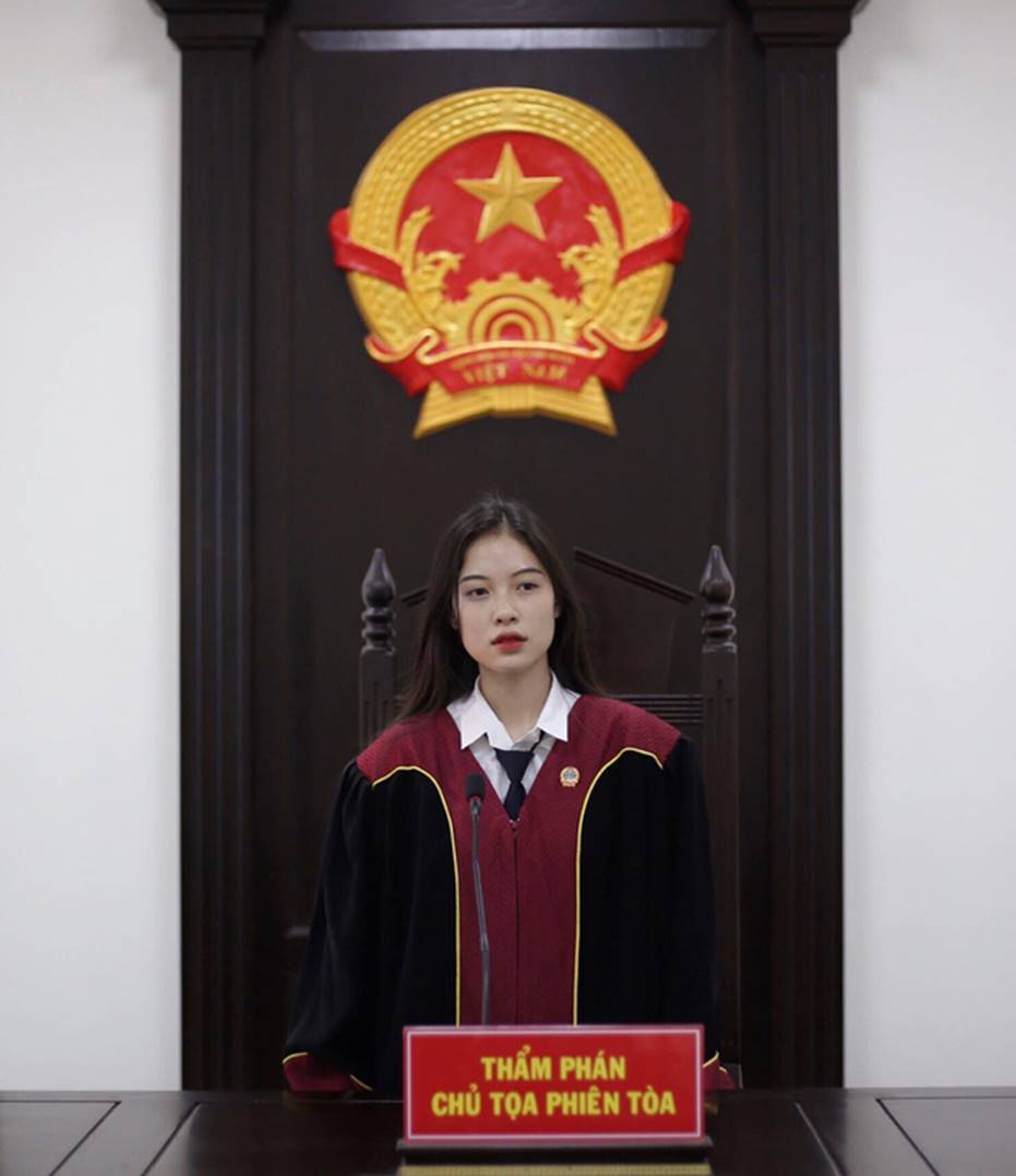 Nữ sinh 1999 ngồi trên ghế chủ toạ với vai trò Thẩm phán khiến dân tình xôn xao vì vừa xinh xắn vừa quá đỗi tài năng-5