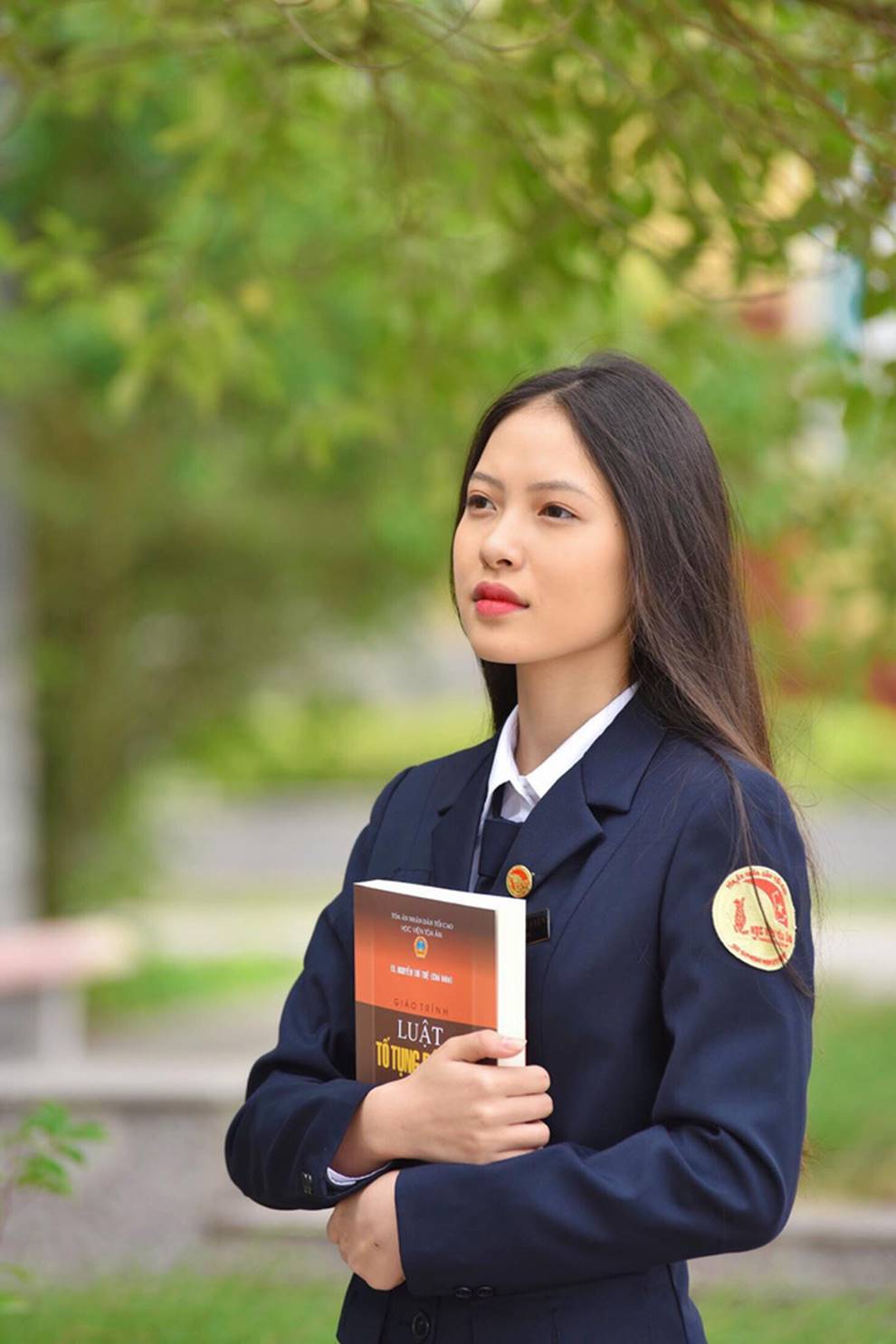 Nữ sinh 1999 ngồi trên ghế chủ toạ với vai trò Thẩm phán khiến dân tình xôn xao vì vừa xinh xắn vừa quá đỗi tài năng-6