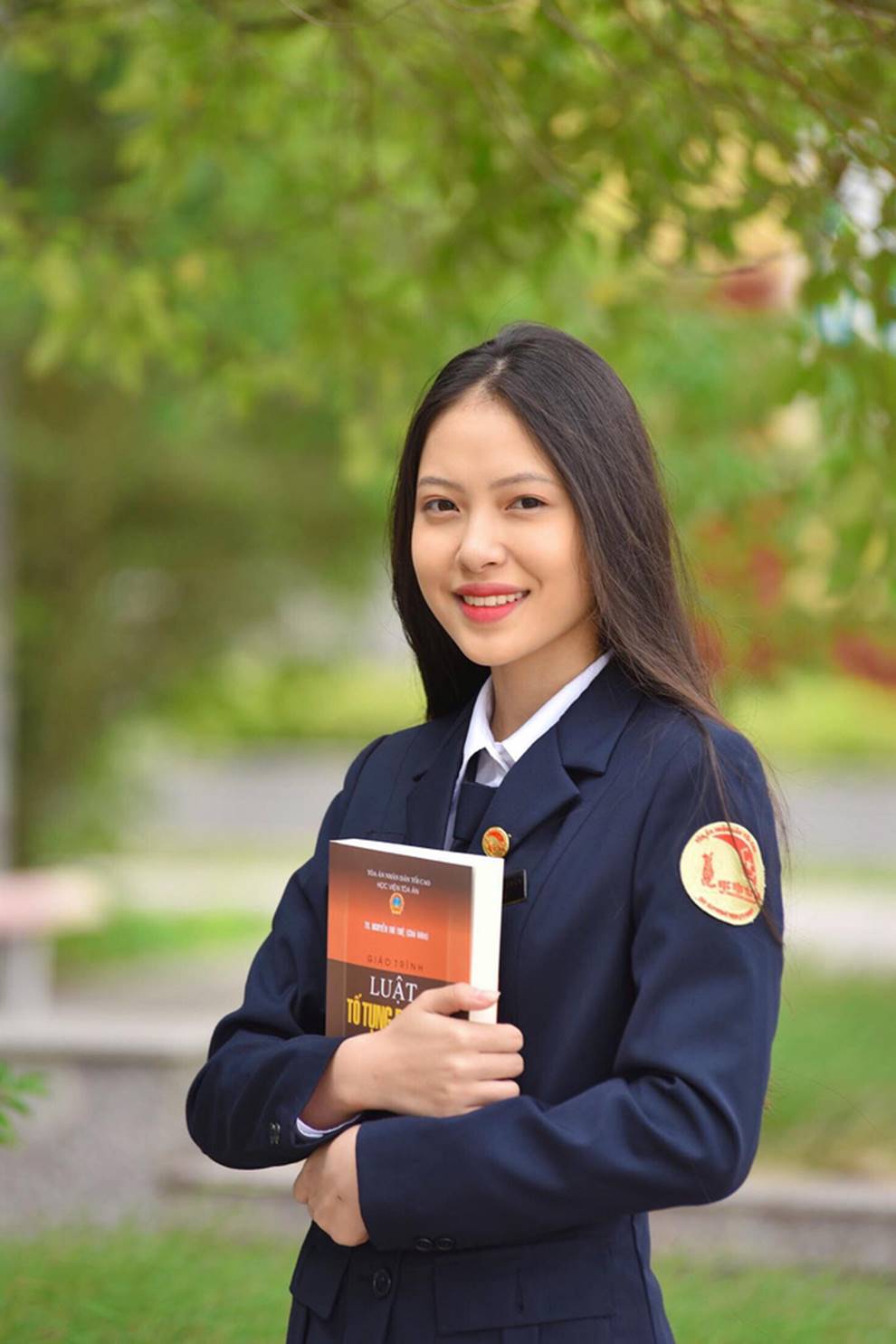 Nữ sinh 1999 ngồi trên ghế chủ toạ với vai trò Thẩm phán khiến dân tình xôn xao vì vừa xinh xắn vừa quá đỗi tài năng-7