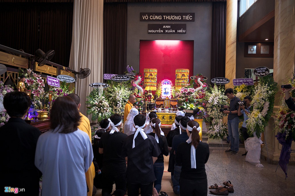 Vợ con nghệ sĩ Xuân Hiếu khóc nghẹn bên di ảnh trong lễ đưa tang-1