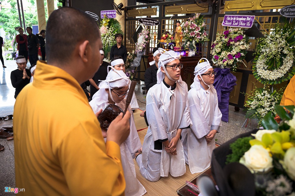 Vợ con nghệ sĩ Xuân Hiếu khóc nghẹn bên di ảnh trong lễ đưa tang-2