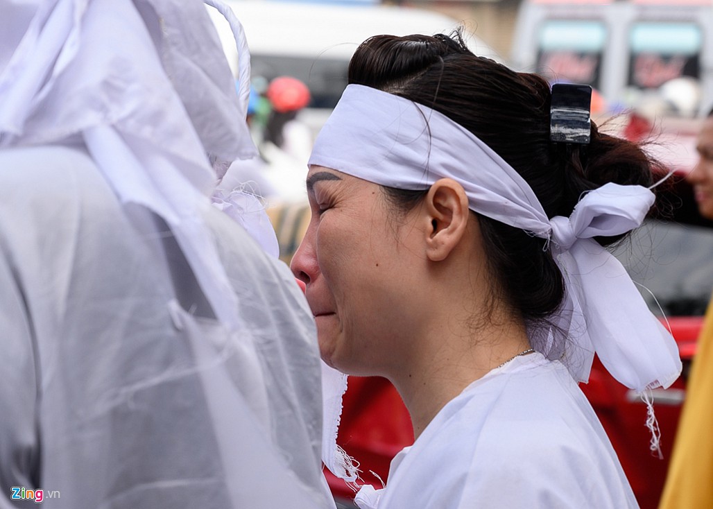 Vợ con nghệ sĩ Xuân Hiếu khóc nghẹn bên di ảnh trong lễ đưa tang-3