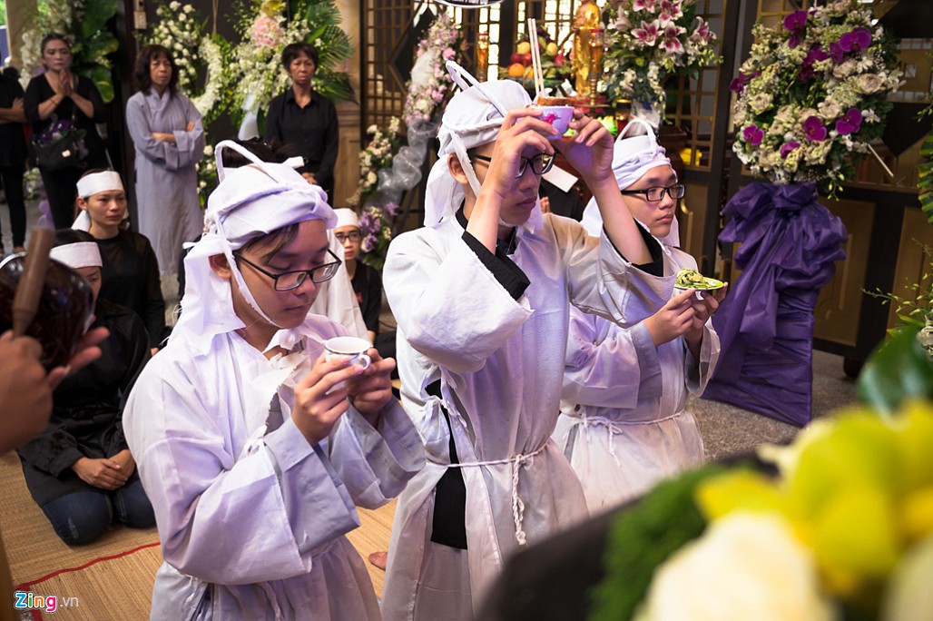 Vợ con nghệ sĩ Xuân Hiếu khóc nghẹn bên di ảnh trong lễ đưa tang-4