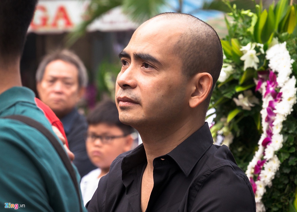 Vợ con nghệ sĩ Xuân Hiếu khóc nghẹn bên di ảnh trong lễ đưa tang-5