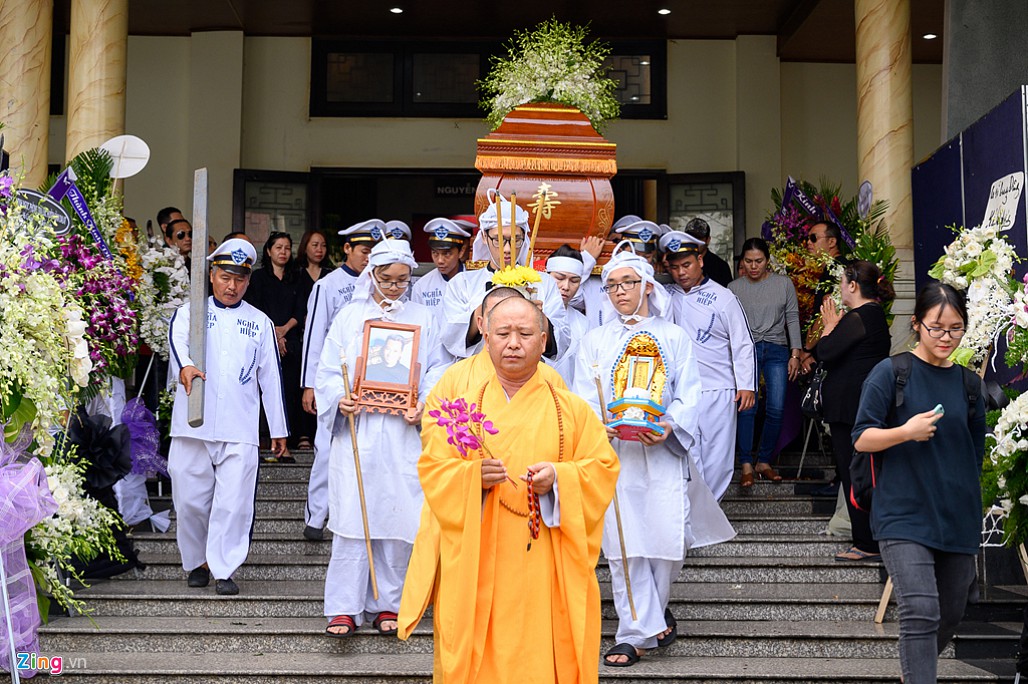 Vợ con nghệ sĩ Xuân Hiếu khóc nghẹn bên di ảnh trong lễ đưa tang-7