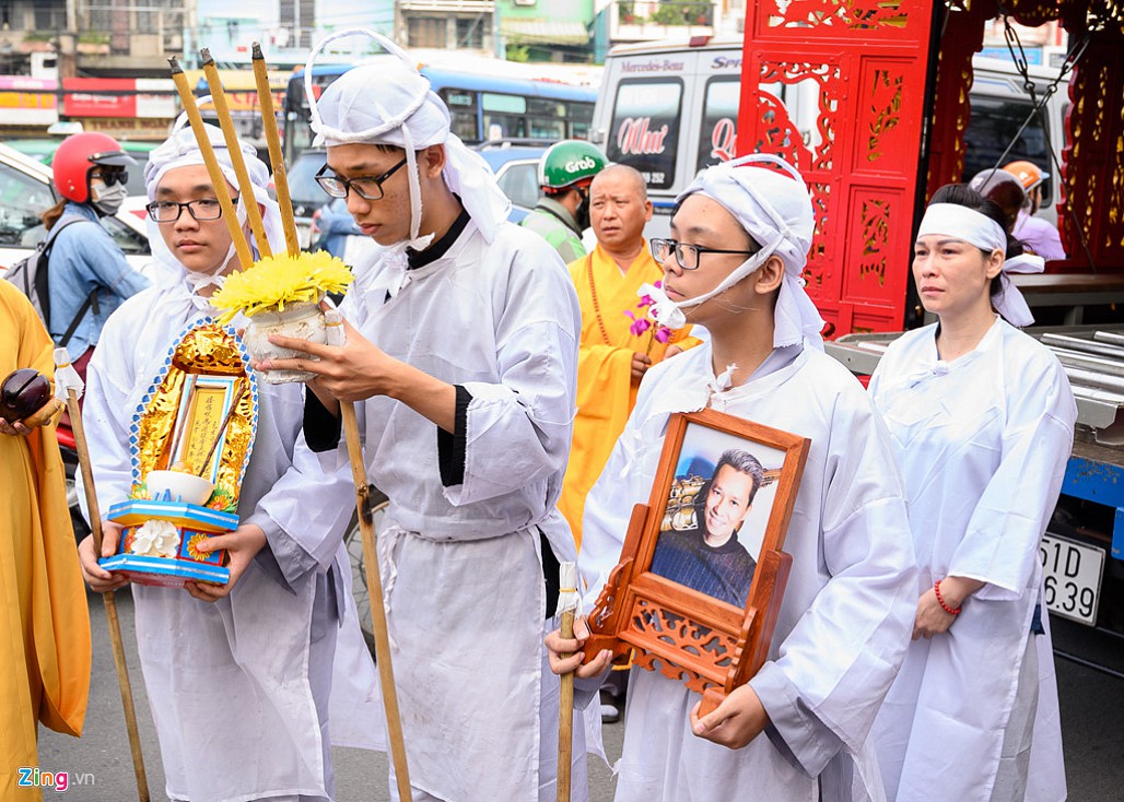 Vợ con nghệ sĩ Xuân Hiếu khóc nghẹn bên di ảnh trong lễ đưa tang-8