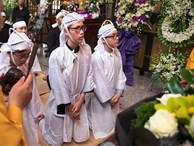 Vợ con nghệ sĩ Xuân Hiếu khóc nghẹn bên di ảnh trong lễ đưa tang