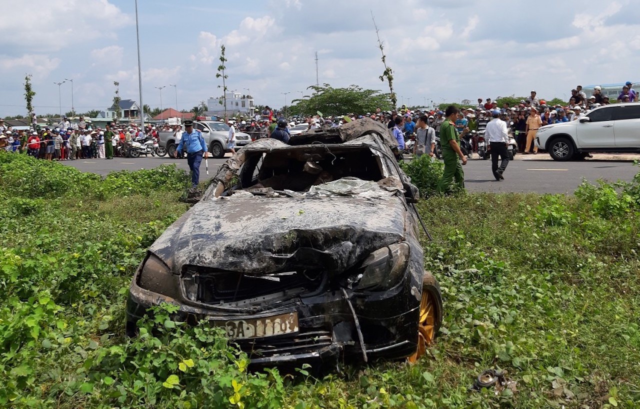 Vụ xe Mercedes lao xuống kênh, 3 người tử vong: Những dấu vết đáng sợ tại hiện trường-1