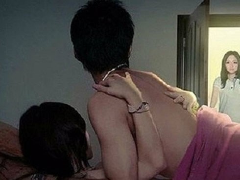 Trở về sau chuyến du lịch, bà chủ tá hỏa gặp giúp việc khoe thân trong phòng ngủ