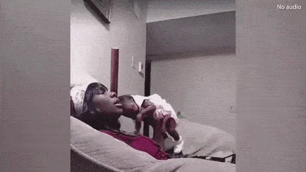 Căm phẫn bà mẹ ác độc livestream phì phèo thuốc lá trong lúc ẵm con gái 1 tháng tuổi rồi quẳng đứa trẻ lên ghế sô pha-1