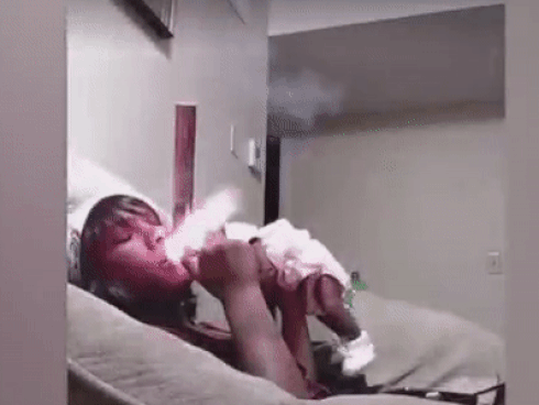 Căm phẫn bà mẹ ác độc livestream phì phèo thuốc lá trong lúc ẵm con gái 1 tháng tuổi rồi quẳng đứa trẻ lên ghế sô pha