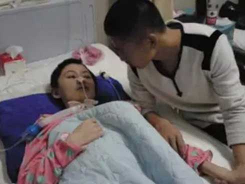 Đang bế con gái, ông bố bỗng bỏ lại đứa trẻ và vợ để chạy đi, dân mạng biết lý do vừa bật cười vừa xúc động-5