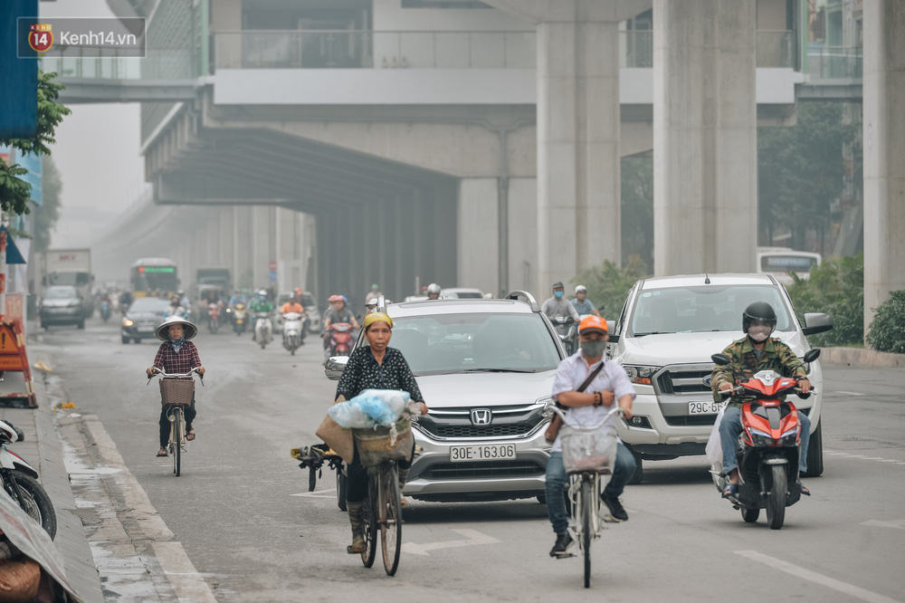 Chùm ảnh: Một ngày sau cơn mưa vàng, đường phố Hà Nội lại chìm trong bụi mù-10