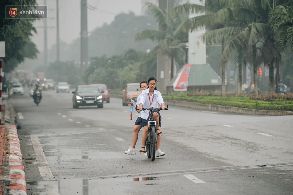 Chùm ảnh: Một ngày sau cơn mưa vàng, đường phố Hà Nội lại chìm trong bụi mù-5