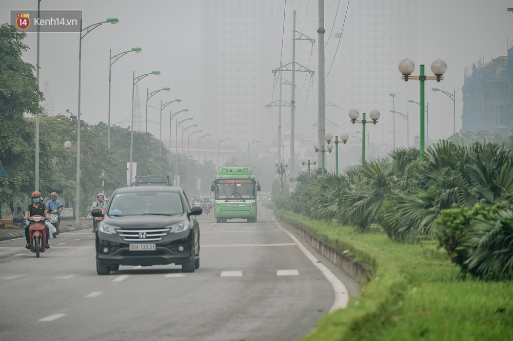 Chùm ảnh: Một ngày sau cơn mưa vàng, đường phố Hà Nội lại chìm trong bụi mù-6