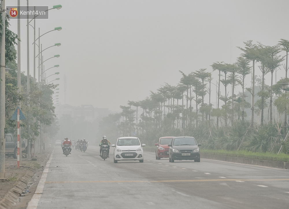 Chùm ảnh: Một ngày sau cơn mưa vàng, đường phố Hà Nội lại chìm trong bụi mù-8
