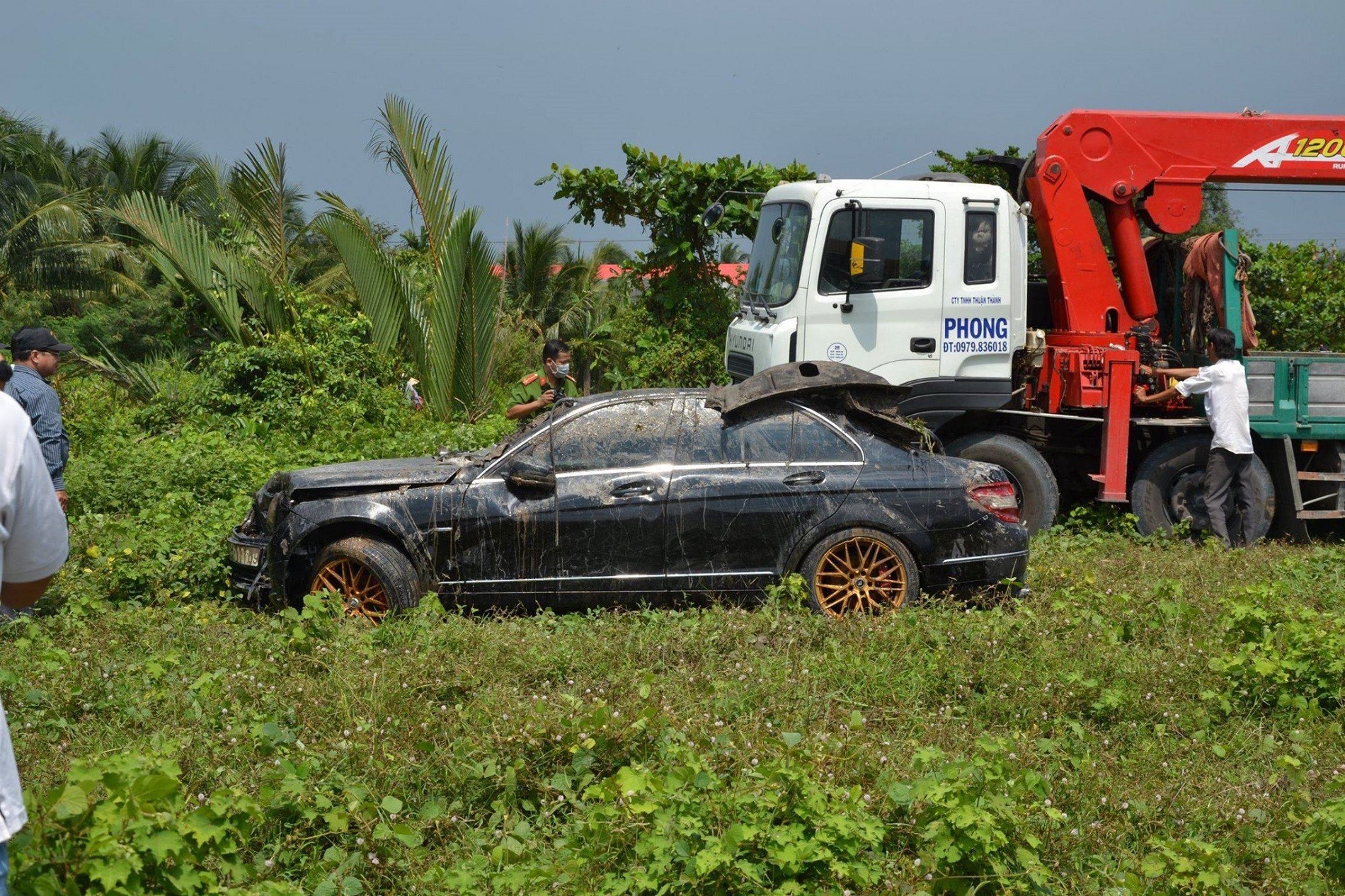 Vụ xe Mercedes lao xuống kênh, 3 người tử vong: Sẽ không khởi tố vụ án-2