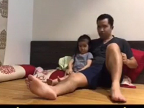 Ông bố trẻ dạy con gái 3 tuổi cách làm dâu 'bá đạo'