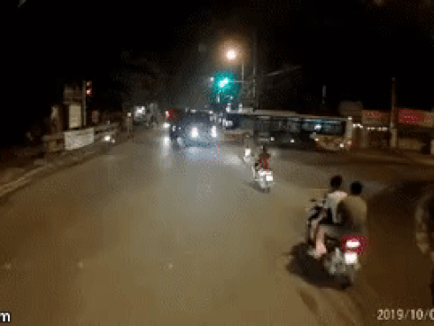 Clip: Giật mình vì tiếng còi xe tải, chàng trai vứt luôn xe máy bỏ của chạy lấy người-1