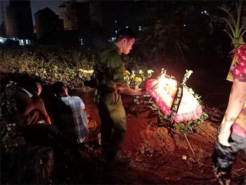 Chôn cất nam thanh niên bị tai nạn được 3 ngày, 2 gia đình ở Hà Nội đến xin nhận người thân
