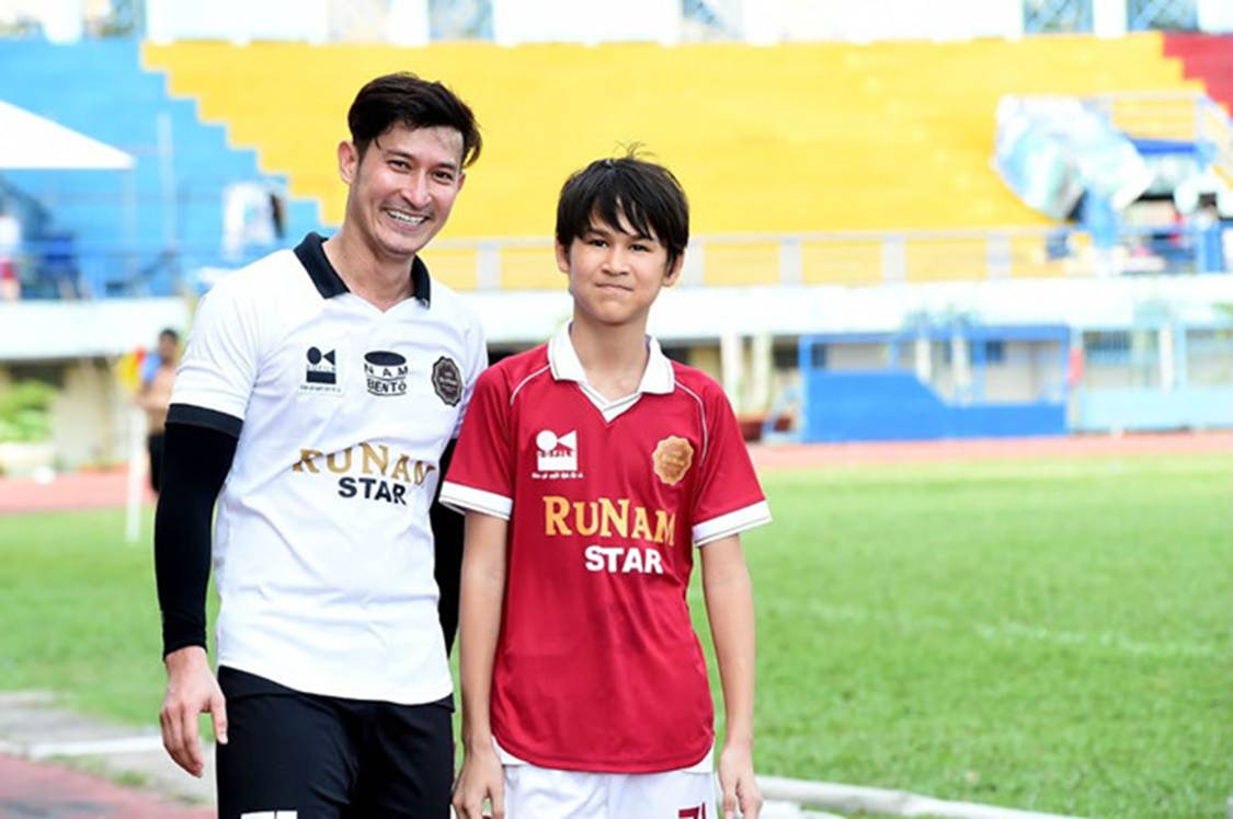 Con trai diễn viên Huy Khánh cao vượt trội, được khen đẹp hơn bố-6